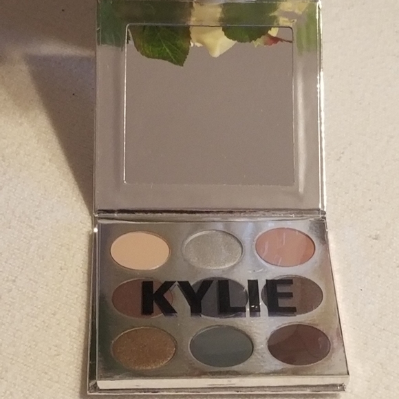 Kylie Cosmetics Holiday Edition 2016 Kyshadow - Picture 3 of 5